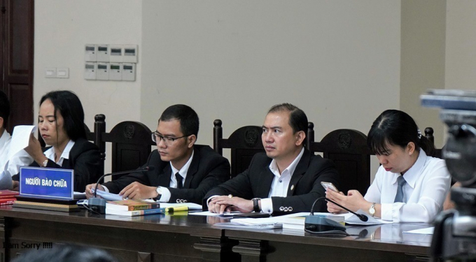 LS Trương Anh Tú cùng cộng sự bảo vệ quyền lợi hợp pháp cho bị hai trong phiên tòa.