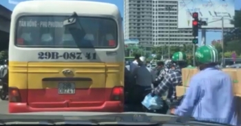 Xe buýt "nhái" tung hoành khiến giao thông thêm lộn xộn