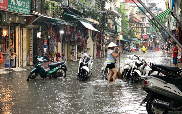 Hà Nội: Nhiều tuyến phố ngập sâu, người dân bì bõm dắt xe máy lội nước