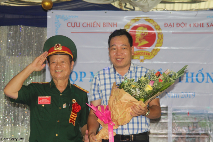 Lãnh đạo địa phương tặng hoa chúc mừng Đại đội 4 Khe Sanh.