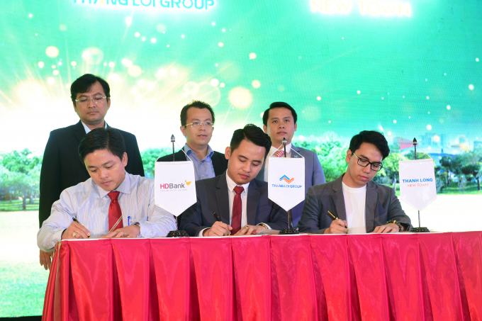 Đại diện 3 bên: Thang Loi Gorup, Thanh Long New Town và ngân hàng HD Bank CN Long An ký kết gói hỗ trợ vay mua nhà cho khách hàng tại dự án Young Town.
