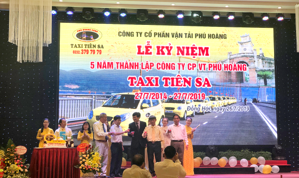 Các đại biểu chúc mừng kỷ niệm 5 năm thành lập Taxi Tiên Sa - Chi nhánh Quảng Bình