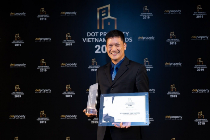 Mr. Trương Anh Tú, Giám đốc Phát triển kinh doanh Phuc Khang Corporation nhận giải thưởng Nhà phát triển bền vững của năm.