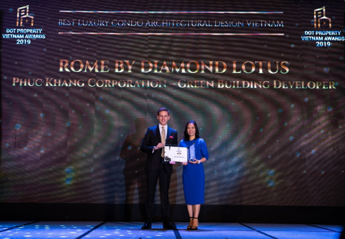 Ms Lê Thị Hồng Na, Giám đốc Trung tâm Nghiên cứu &amp;amp; Phát triển Phuc Khang Corporation nhận giải thưởng Dự án căn hộ hạng sang có kiến trúc đẹp nhất cho dự án Rome by Diamond Lotus.
