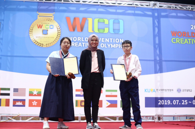 đội Vật Lý nhận giải từ Hiệp hội KH trẻ Indonexia tại WICO 2019 Seoul HQ
