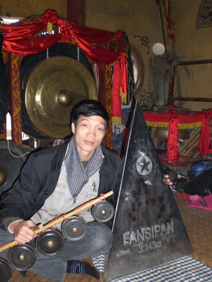 anh Lê Hồng Quang trên đường đưa chóp Fansipan lên đỉnh vào năm 2008.