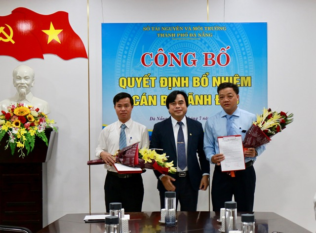 Ông Tô Văn Hùng (giữa - Giám đốc Sở TN-MT TP Đà Nẵng) trao quyết định cho ông Đinh Vui (phải) và Nguyễn Đình Lâm (trái). Ảnh: TNMTĐN.
