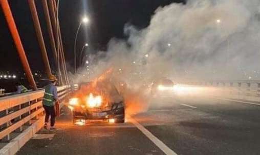 Quảng Ninh: Xế hộp Mercedes bị "bà hỏa" thiêu rụi khi đang lưu thông trên đường