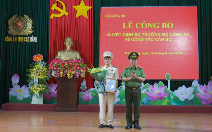 Đại tá Vũ Hồng Quang nhận quyết định Giám đốc Công an tỉnh Cao Bằng.