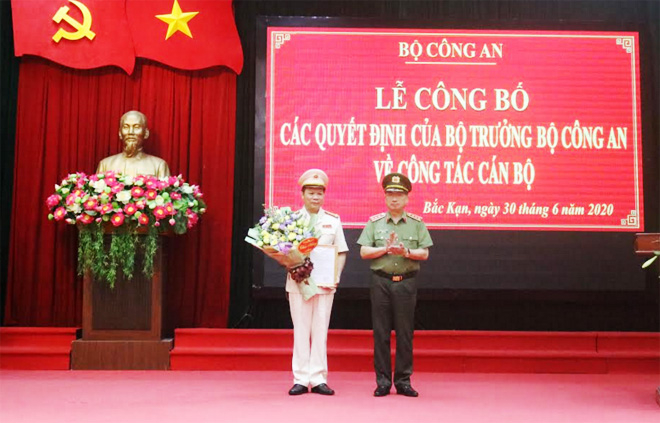 Thượng tướng Nguyễn Văn Thành, Ủy viên Ban chấp hành Trung ương Đảng, Thứ trưởng Bộ Công an trao Quyết định cho tân Giám đốc Công an tỉnh Bắc Kạn Hà Văn Tuyên.