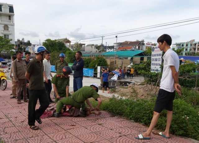 Quảng Ninh: Công an khống chế đối tượng nghi ngáo đá khỏa thân dạo phố