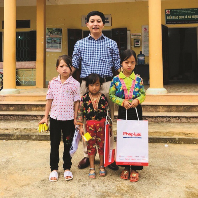 Phó Tổng biên tập Trần Đức Vinh trao quà cho trẻ em vùng cao tỉnh Điện Biên.