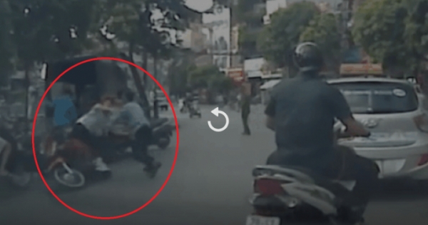 Clip: Người đàn ông bị đối tượng đi xe máy “húc” trực hiện khi “thông chốt” Công an