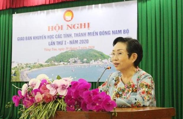 Bà Trương Thị Hiền - Phó Chủ tịch Hội Khuyến học Việt Nam phát biểu tại Hội nghị