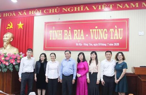 Lãnh đạo UBND tỉnh chụp hình lưu niệm cùng với Đoàn công tác của Đảng đoàn Liên hiệp các Tổ chức Hữu nghị Việt Nam