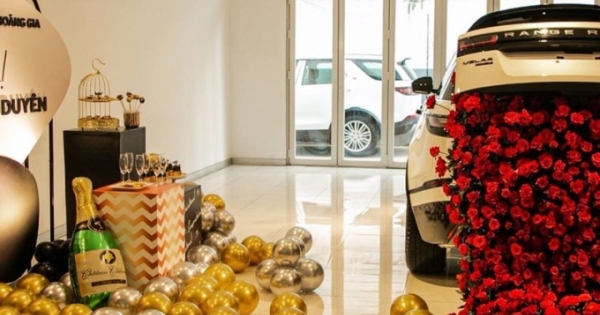 Hoa hậu Kỳ Duyên khoe siêu xe được trải thảm hoa hồng
