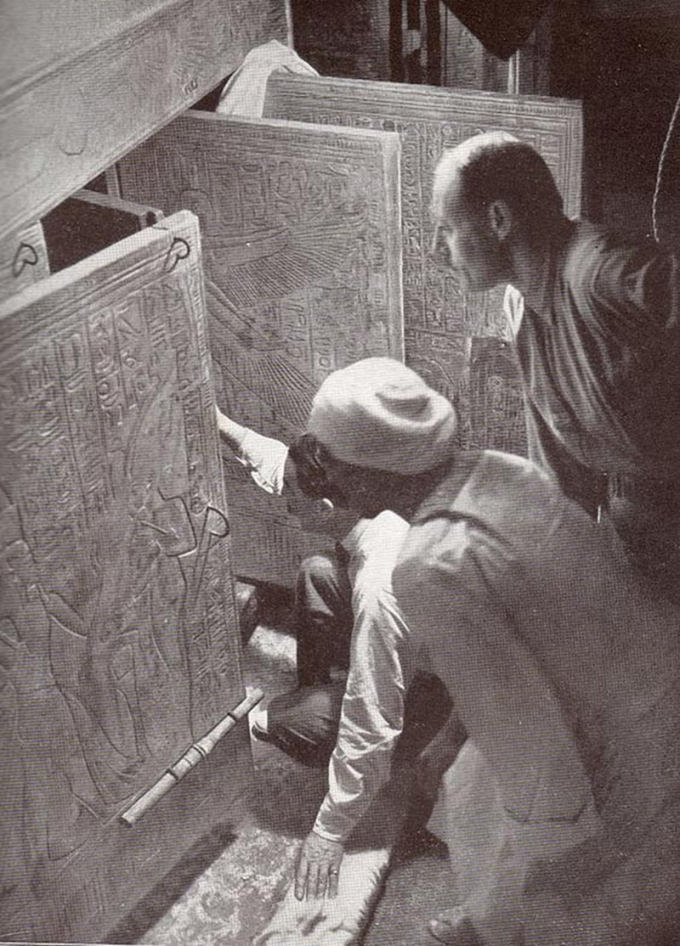 Howard Carter và cộng sự đang mở cánh cửa dẫn vào hầm mộ Pharaoh Tutankhamun.