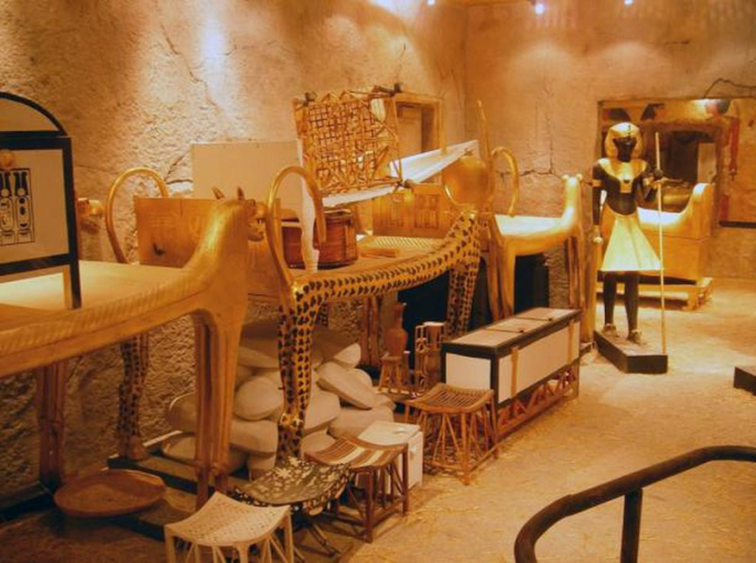 Lăng mộ của Tutankhamun và người ta tin rằng nó được bảo vệ bởi một lời nguyền mạnh mẽ.