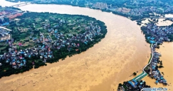 Hàng triệu người dân Trung Quốc vật lộn giữa "ốc đảo" do mưa lũ lịch sử