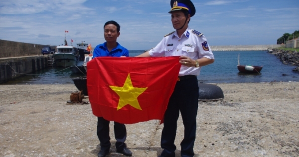 Bộ Tư lệnh Vùng Cảnh sát biển 2 đồng hành cùng ngư dân