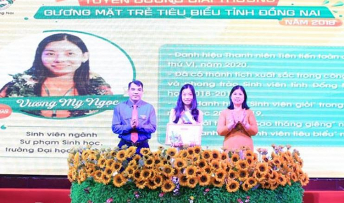 Bí thư Tỉnh đoàn Đồng Nai Nguyễn Cao Cường và bà Phạm Thị Kim Chung, Phó trưởng Ban dân vận Tỉnh ủy trao bằng khen và hoa tuyên dương gương mặt trẻ tiêu biểu tỉnh Đồng Nai năm 2019.
