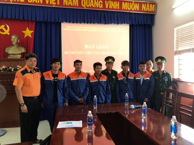 Bàn giao 6 thuyền viên tàu cá Minh Khánh 01 cho Trạm Biên phòng cửa khẩu cảng Vũng Tàu.