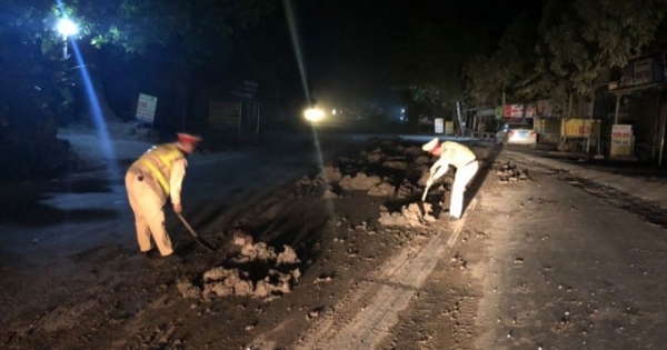 Hà Nội: CSGT truy tìm ô tô tải đổ bùn đất kéo dài cả km trên tuyến đường Hồ Chí Minh