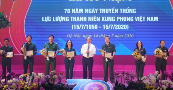 Thủ tướng Nguyễn Xuân Phúc dự lễ kỷ niệm 70 năm Ngày truyền thống lực lượng thanh niên xung phong