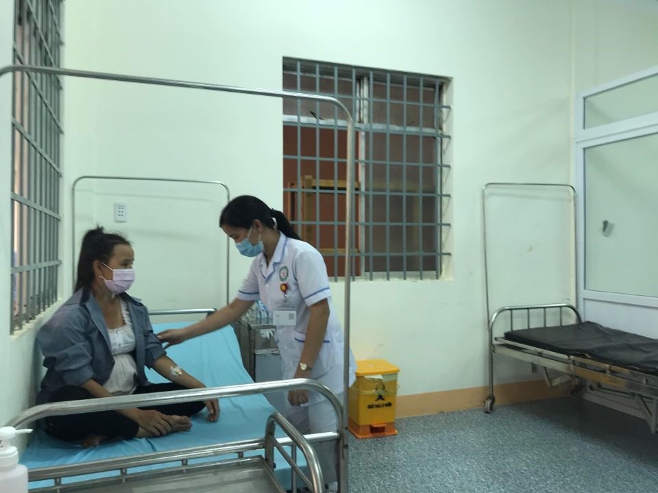 Một bệnh nhân nhiễm bạch hầu được điều trị tại Trung tâm y tế huyện M'Đrắk. Ảnh BẢO TRUNG