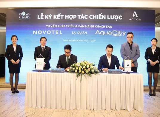 Ông Bùi Xuân Huy, Tổng Giám đốc Tập đoàn Novaland và ông Nguyễn Quý Tuấn, Giám đốc phát triển dự án Tập đoàn Accor tại Việt Nam thực hiện nghi thức ký kết hợp tác.