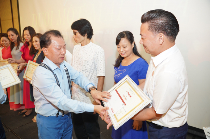 Ts Đào Văn Hội tặng giấy khen cho các cá nhân, tập thể đạt thành tích trong thời gian qua