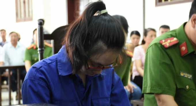 Trong suốt phiên xét xử, bị cáo Lại Thị Kiều Trang liên tục cúi gằm mặt xuống đất, thừa nhận mọi hành vi phạm tội..