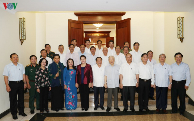 Tổng Bí thư, Chủ tịch nước Nguyễn Phú Trọng chụp ảnh lưu niệm với Ban Thường vụ Thành uỷ Cần Thơ