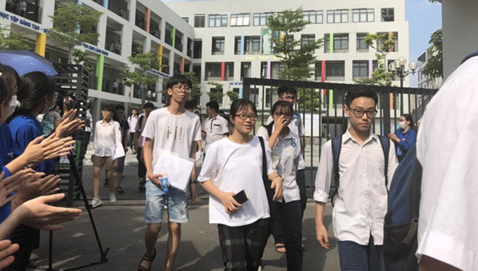 Kỳ thi tuyển sinh vào lớp 10 tại Hà Nội đã kết thúc ngày thi đầu tiên.