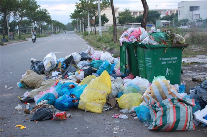 Tình trạng ùn ứ rác thải trong những ngày vừa qua tại các quận, huyện TP Hà Nội do người dân chặn xe rác. 