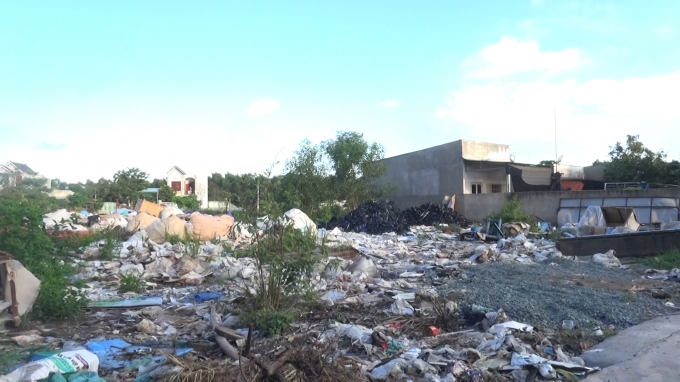 Khu dân cư bị biến thành bãi rác vì người dân thấp thỏm chờ đợi quyết định từ cơ quan chức năng.