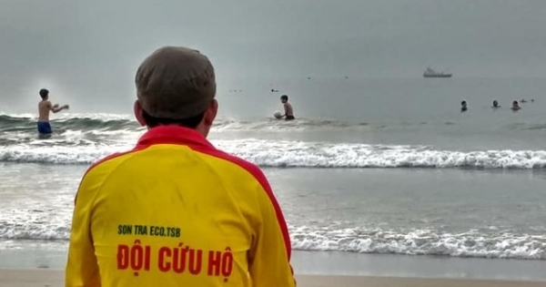 Những người làm nghề cứu hộ bãi biển ở Đà Nẵng