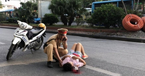 Giật mình vì tiếng còi xe, người phụ nữ ngã ra đường Hà Nội nguy kịch?
