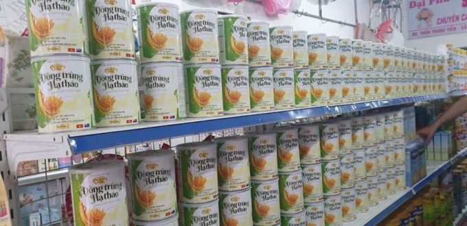 Sữa bột Đông Trùng Hạ Thảo Hồng Sâm Ngọc Linh được bày bán trên thị trường.
