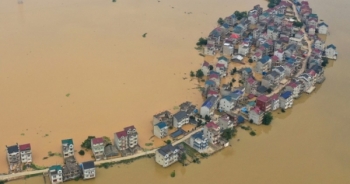 Hình ảnh lũ lụt nghiêm trọng tàn phá nhiều tỉnh thành ở Trung Quốc
