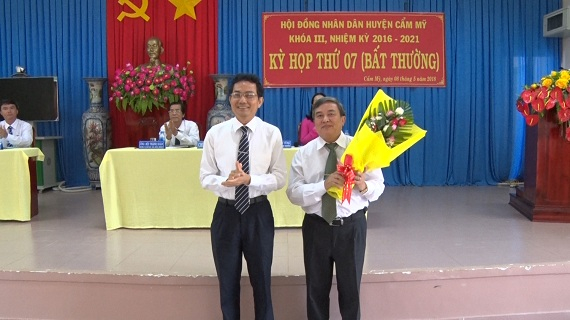 Đồng chí Trần Văn Chiến, Phó Bí thư Huyện ủy, Chủ tịch UBND Cẩm Mỹ (ảnh phải).