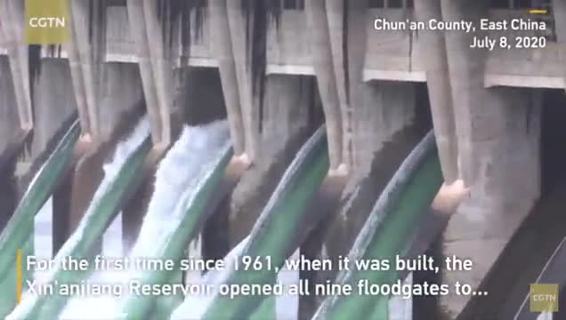 [Clip]: Đập hồ chứa Xin’anjiang Trung Quốc mở hết 9 cửa xả lũ