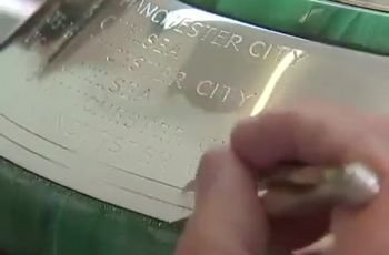 [Clip]: Liverpool được khắc tên lên chiếc cúp bạc Premier League danh giá