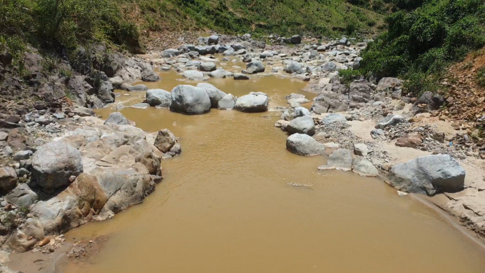 Các dòng suối xung quanh bãi vàng bị ô nhiễm nặng nề