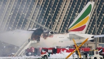 [Clip]: Máy bay chở hàng Boeing 777 bốc cháy dữ dội tại sân bay Trung Quốc