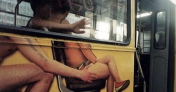 Bắt gặp những hình ảnh "oái oăm" trên các chuyến xe buýt