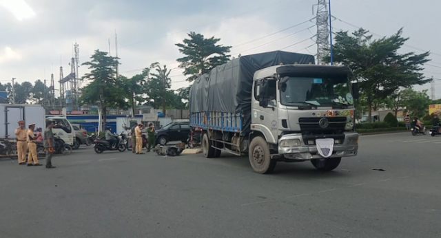 TPHCM: Cô gái tử vong sau va chạm với xe tải