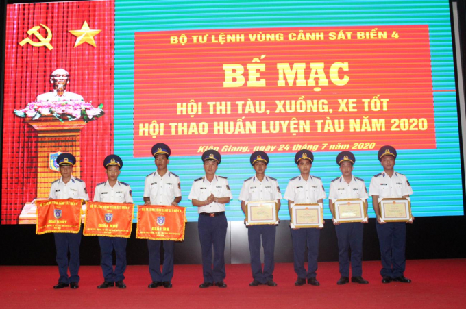 Thiếu tướng Lê Văn Minh, Tư lệnh Vùng Cảnh sát biển 4 trao thưởng cho các tập thể đạt thành tích tốt trong Hội thi.