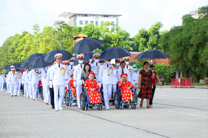 Bộ trưởng Đào Ngọc Dung cùng Thứ trưởng Lê Tấn Dũng, Thứ trưởng Nguyễn Thị Hà đưa các Mẹ vào Lăng viếng Bác.