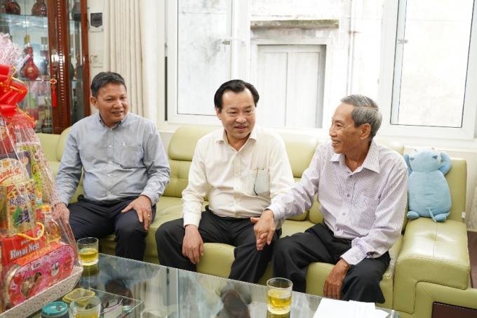 Chủ tịch UBND tỉnh Nguyễn Ngọc Hai và Bí thư Thị ủy La Gi đến thăm ông Bùi Văn Mạnh (thương binh 25%, nhiễm chất độc hóa học 71%).